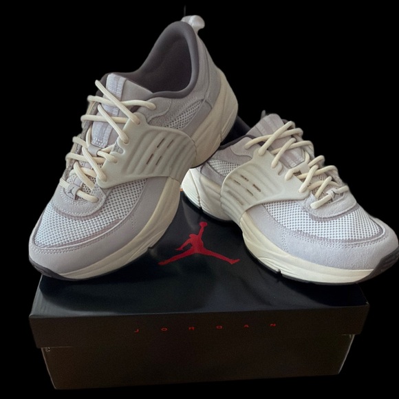 Jordan Trunner O/S Cream/White/Grey Mesh Suede Trainers Mens size 10.5 TTS*NEW